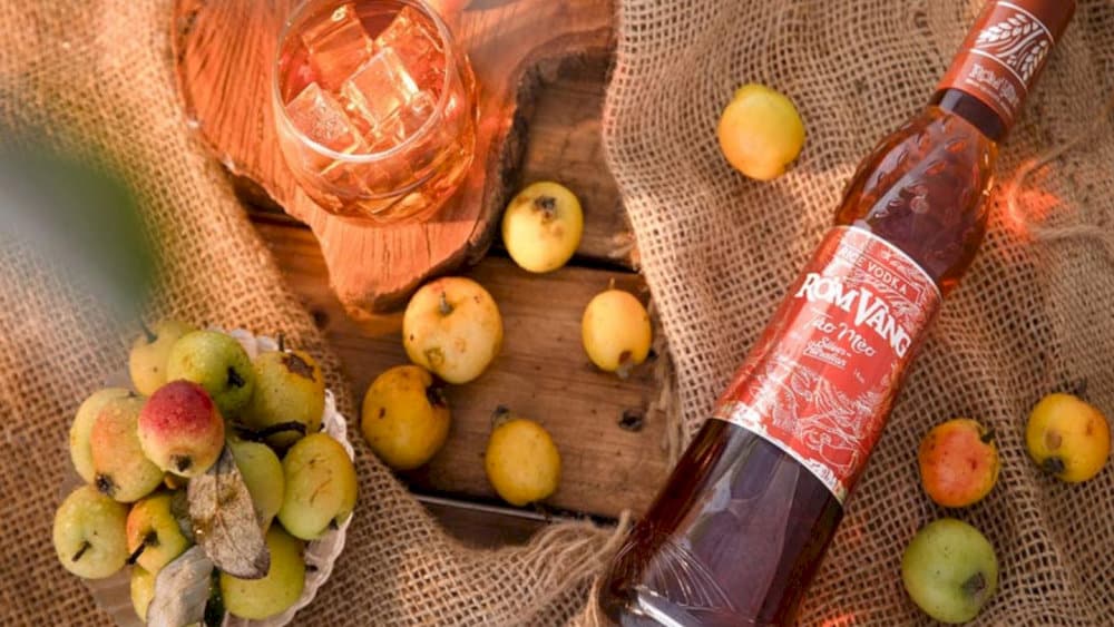 Meo apple wine has a shimmering brown color and a characteristic sweet aroma 